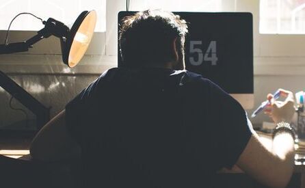 Неправилната позиция на седене е причина за развитието на остеохондроза